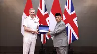 Menteri Pertahanan (Menhan) Prabowo Subianto bertemu Panglima Angkatan Bersenjata Inggris, Admiral Sir Tony Radakin di ruang Manggala Yudha, Kantor Kementerian Pertahanan. (Dok. Istimewa)