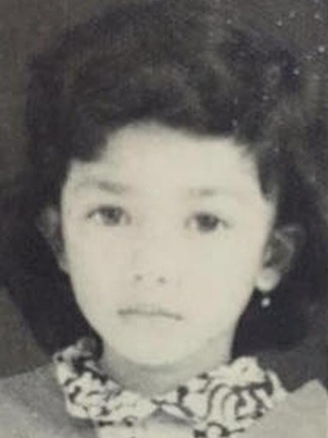 6 Potret Masa Kecil Ussy Sulistiawaty, Gayanya saat SD Curi Perhatian