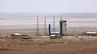 Suasana di Pusat Antariksa Imam Khomeini, Iran (27/7). Roket pembawa satelit Simorgh diklaim mampu meluncurkan satelit seberat 250 kilogram ke ketinggian 500 kilometer di atas Bumi. Iranian Defense Ministry via AP)