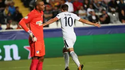 Penyerang Tottenham Hotspur, Harry Kane melakukan selebrasi usai mencetak gol ketiganya ke gawang APOEL Nicosia pada grup H Liga Champions di stadion GSP, Nicosia, Siprus (26/9). Harry Kane mencetak tiga gol dipertandingan ini. (AP Photo/Petros Karadjias)