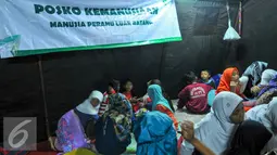 Sejumlah anak beraktivitas di tenda kemanusiaan yang didirikan oleh Dompet Dhuafa, Jakarta, Jumat (29/4/2016). Sebagian warga memilih bertahan di perahu atau tenda pengungsian. (Liputan6.com/Yoppy Renato)