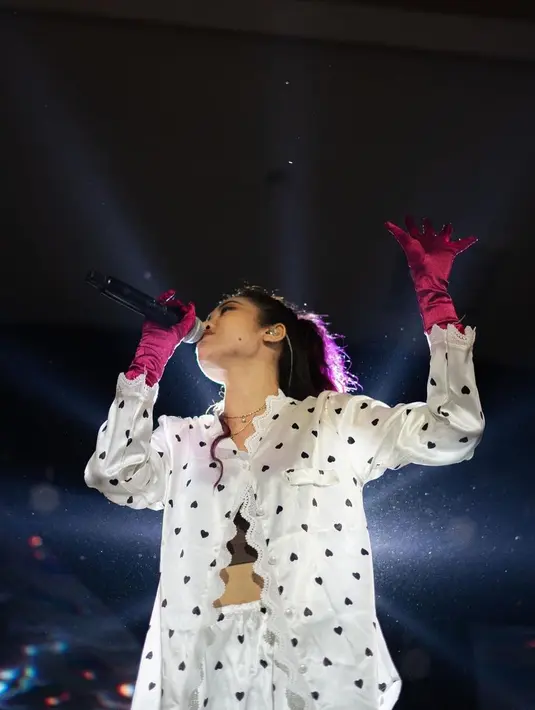 3. Di momen lain, Widi tampil kece dengan setelan piyama. (Instagram/_widikidiw_).