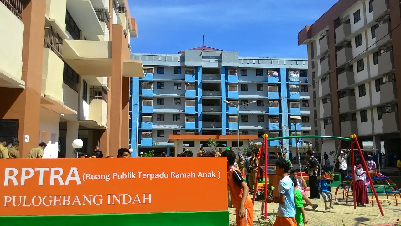 Cerianya Anak Bermain di Taman Terbuka