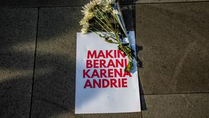 Dimas Bagus Arya menambahkan bahwa serangan penyiraman air keras itu mengakibatkan terjadinya luka serius di sekujur tubuh Andrie Yunus, terutama pada area tangan kanan dan kiri, muka, dada, serta bagian mata. Tampak dalam foto, sebuah poster bergambar bunga terlihat saat demonstrasi mendukung Wakil Koordinator KontraS, Andrie Yunus, yang disiram air keras oleh orang tak dikenal, Yogyakarta, 14 Maret 2026. (DEVI RAHMAN/AFP)