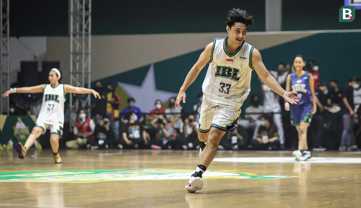 Michael James Olindo, artis yang memperkuat Tim Bambang Hermansyah dan merupakan mantan pemain Timnas Basket Indonesia U-16 menjadi bintang dalam laga tersebut. Ia berhasil melesakkan empat tembakan three points. (Bola.com/Bagaskara Lazuardi)