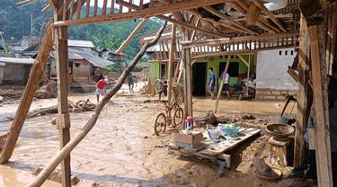 Penampakan kampung di Desa Purasari, Kecamatan Leuwiliang, Kabupaten Bogor yang porak-poranda diterjang banjir bandang pada Rabu (22/6/2022) malam. (Liputan6.com/Achmad Sudarno)