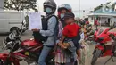 Pengendara motor menunjukkan hasil pemeriksaan tes Swab antigen di pos pemeriksaan kesehatan, Cikarang, Kabupaten Bekasi, Sabtu (22/5/2021). Ada 14 orang dari 4.406 pengendara motor yang terindikasi positif COVID-19 pada arus balik tanggal 16-22 Mei 2021. (Liputan6.com/Herman Zakharia)