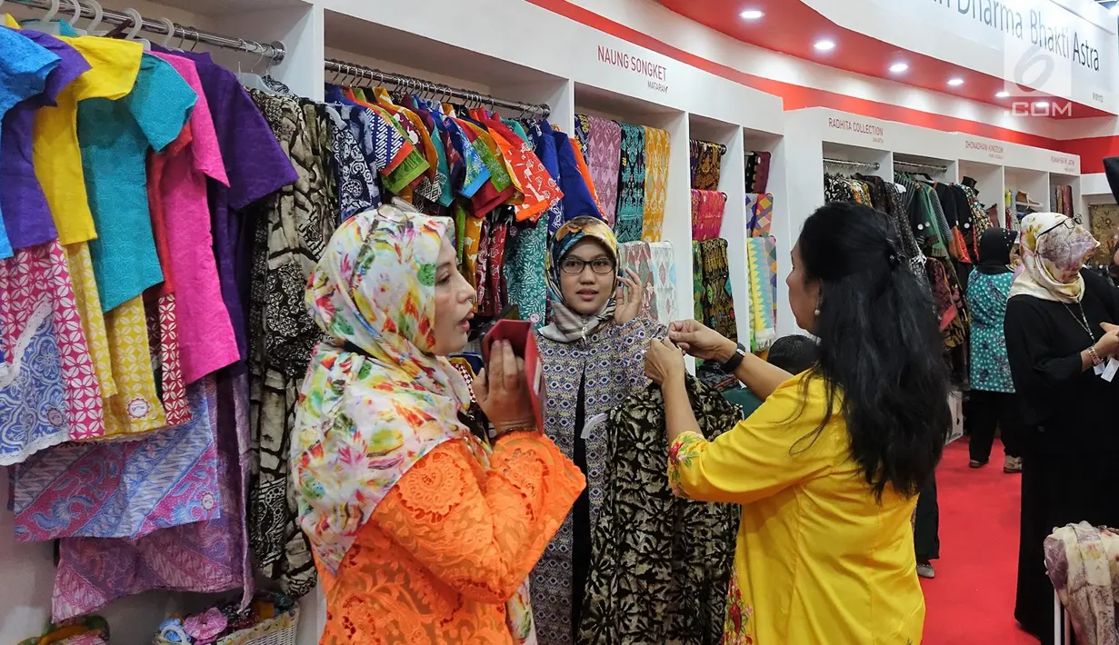 Pengunjung memilih pakaian di Naung Songket yang merupakan binaan Yayasan Dharma Bhakti Astra (YDBA) pada pameran kerajinan INACRAFT 2019 di Jakarta. Sebanyak 8 UKM binaan YDBA telah mengikuti technical meeting serta pelatihan marketing sebagai bekal dalam mengikuti pameran. (Liputan6.com/HO/Eko)