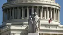 Pemandangan bendera setengah tiang di Monumen Perdamaian di depan gedung Capitol di Washington, DC. AS (2/10). (Mark Wilson/Getty Images/AFP)