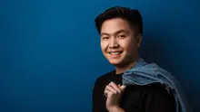 Pria tampan yang tersenyum bahagia sambil berpose dengan kemeja denim. (Vadymvdrobot/depositphotos.com)