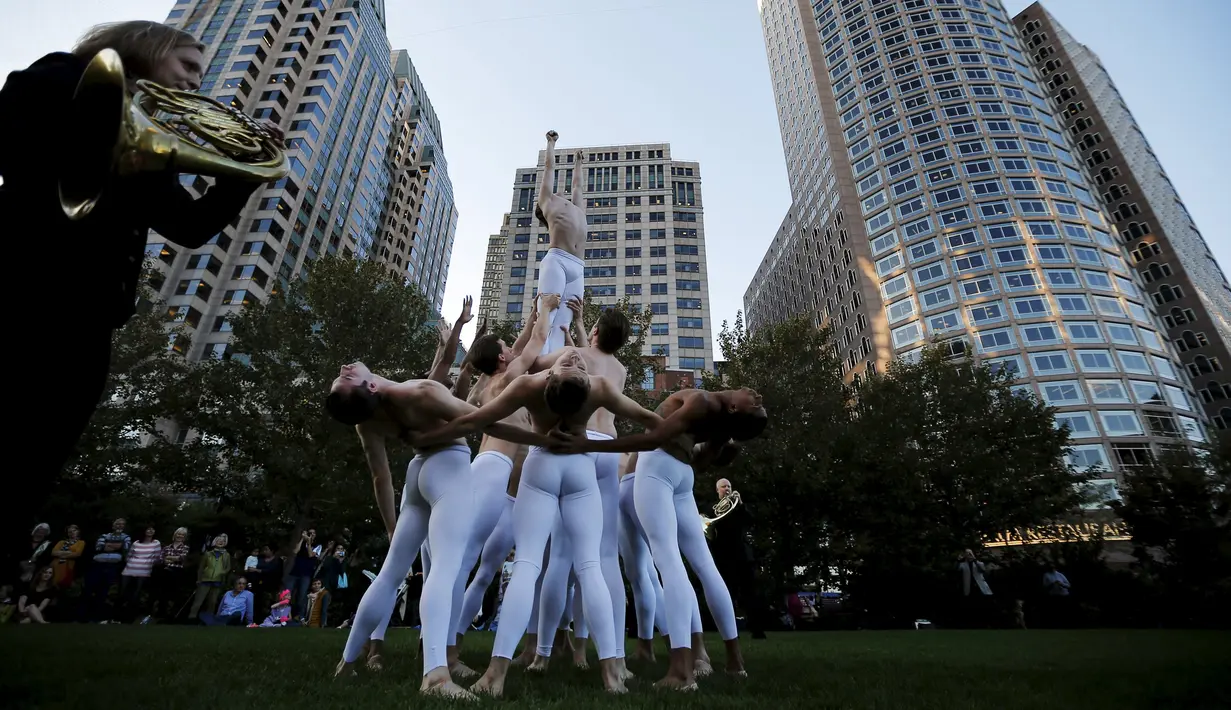Sejumlah penari balet beraksi dalam Third Symphony of Gustav Mahler karya John Neumeier untuk mempromosikan musim baru di Greenway, Boston, Massachusetts (7/10/2015).  (REUTERS/Brian Snyder)
