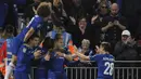 Para pemain Chelsea merayakan gol yang dicetak oleh Eden Hazard ke gawang Liverpool pada laga Piala Liga Inggris di Stadion Anfield, Rabu (26/9/2018). Liverpool takluk 1-2 dari Chelsea. (AP/Rui Vieira)