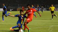 Pemain belakang Arema Cronus, Benny Wahyudi mencoba menahan serangan Persija yang dibangun Rohit Chand saat berlaga di Stadion GBK Jakarta, Minggu (4/5/2014). (Liputan6.com/Helmi Fithriansyah)