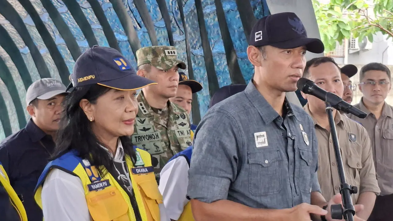 Menteri Koordinator Infrastruktur dan Pembangunan Kewilayahan, Agus Harimurti Yudhoyono (AHY) bersama Wakil Menteri Pekerjaan Umum Diana Kusumastuti di Inlet Sodetan Kali Ciliwung.