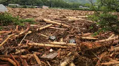 Kondisi kawasan yang terkena banjir di Asakura, Fukuoka, Jepang, Jumat (7/7). Banjir besar yang melanda bagian selatan Jepang dilaporkan telah menewaskan setidaknya 16 orang. (AFP PHOTO / JIJI PRESS)