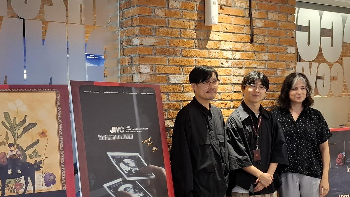 Sineas Thailand Nawapol Thamrongrattanarit Terharu Disambut Audiens Jakarta World Cinema 2025