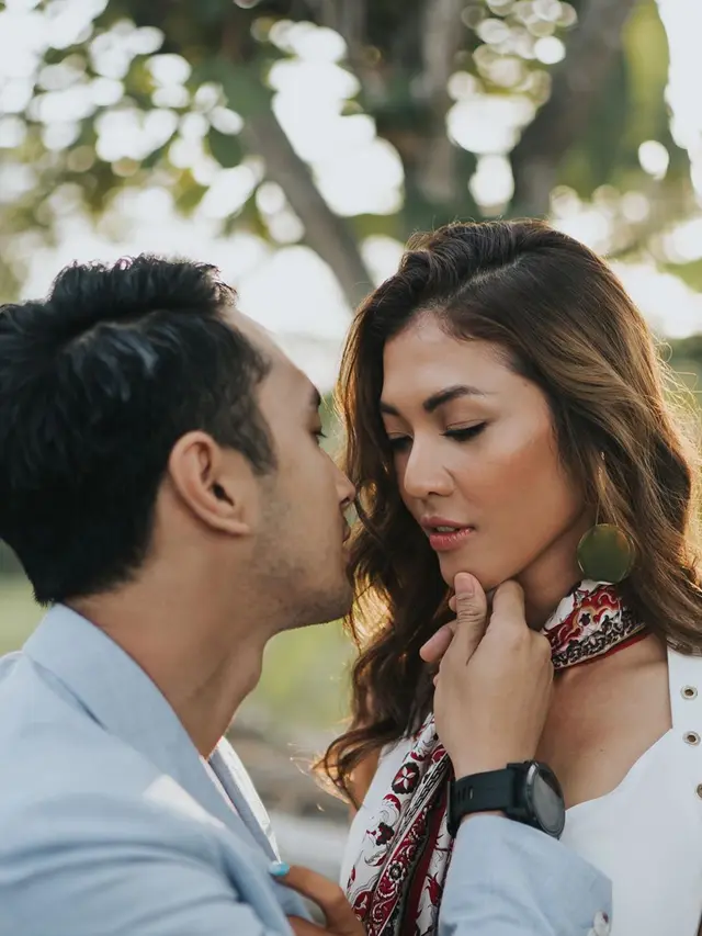 6 Potret Prewedding Gerald Yohanes 'Anak Langit' dan Mezty Mez, Mesra Bertema Alam