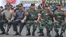 Panglima TNI Jenderal TNI Moeldoko (tengah) berfoto bersama dengan Menko Polhukam Tedjo Edhy Purdjiatno (kedua kiri) saat peresmian Satuan Koopssusgab  di Jakarta, Selasa (9/8/2015). (Liputan6.com/Herman Zakharia)