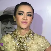 Julia Perez tampil maksimal di sebuah acara perayaan ultah salah satu TV swasta. Gaun kebaya warna gold yang ia gunakan pada hari itu, ternyata seberat 30 Kg.