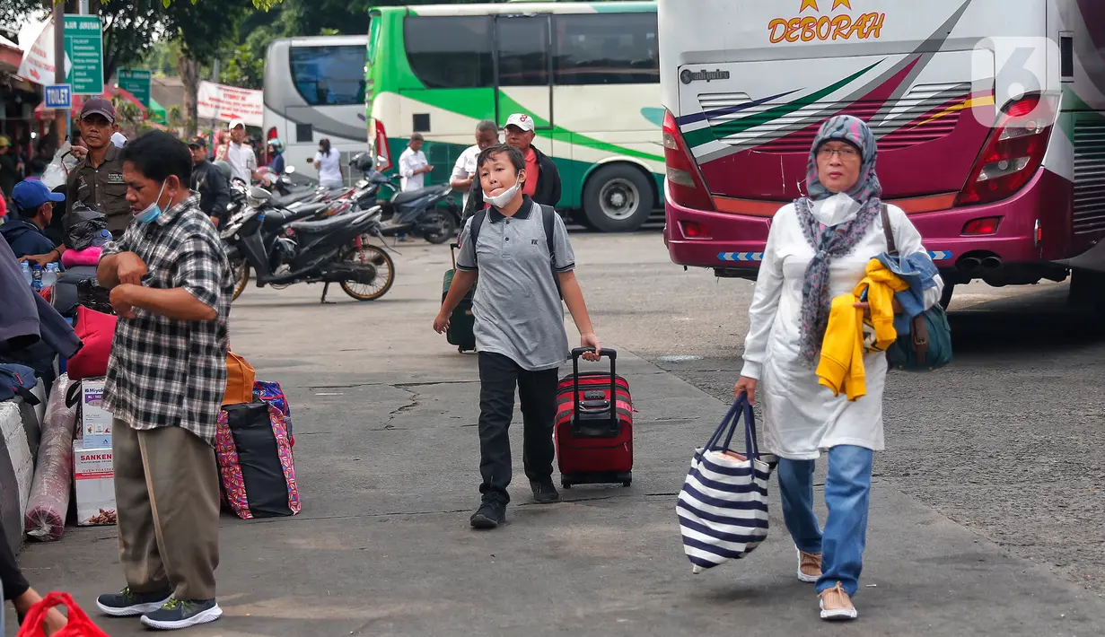 Diprediksi, jumlah pemudik akan terus meningkat, mengingat puncak arus mudik baru terjadi esok hari. (Liputan6.com/Angga Yuniar)
