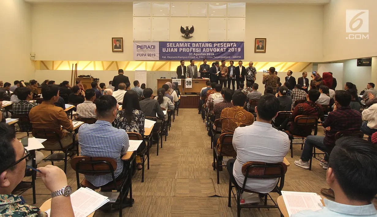 Peserta mengikuti ujian profesi advokat di Universitas Taruma Negara, Jakarta, Sabtu (31/8/2019). Sebanyak 7.785  orang calon advokat di 39 kota seluruh Indonesia secara serentak mengikuti Ujian Profesi Advokat (UPA) Perhimpunan Advokat Indonesia (PERADI). (Liputan6.com/Herman Zakharia)