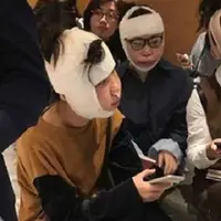 Jangan sampai kejadian ini menimpamu. Sebelum bepergian ke luar negeri pastikan wajahmu di paspor dengan aslinya sama ya! (Sumber Foto: Kapanlagi.com)