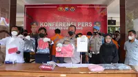 Kapolres Lumajang AKBP Dewa Putu Eka Tunjukan sejumlah barang bukti yang digunakan tersangka untuk melakukan aksinya mencuri speda motor (Istimewa)