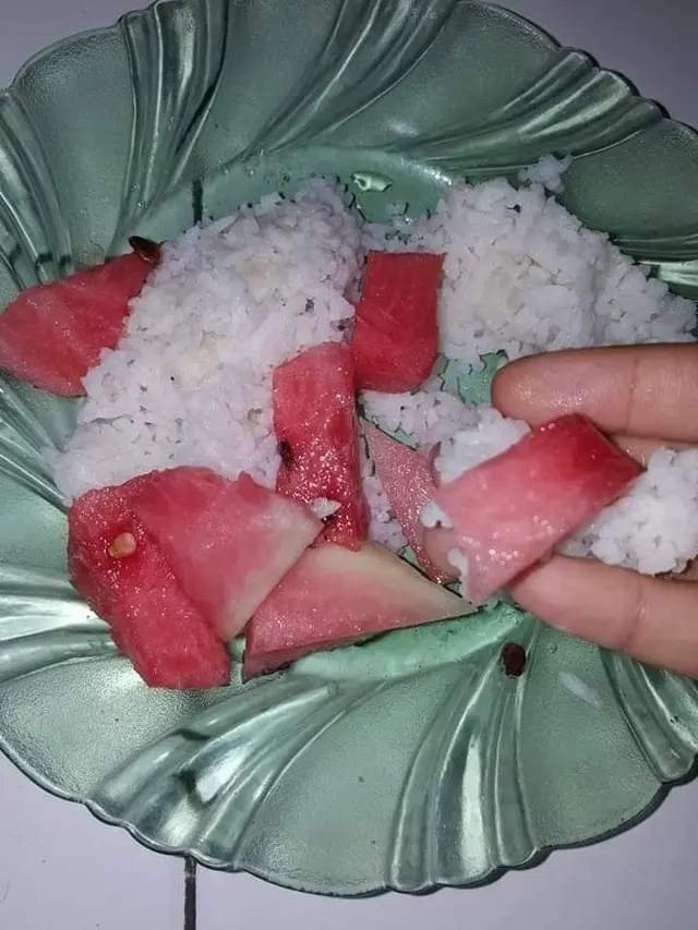 6 Potret Makan Nasi Pakai Buah Ini Nyeleneh Banget, Kocak