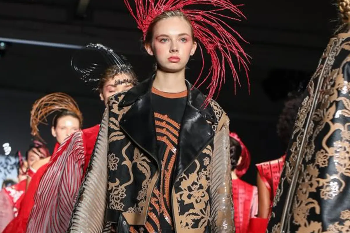 [Bintang] Kimberly Tandra Bawa Nuansa Bendera Indonesia di New York Fashion Week