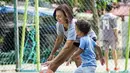 Meskipun sudah tidak muda lagi, namun Wanda Hamidah masih energik. Ia terlihat menghabiskan waktu bersama buah hatinya dengan bermain basket. (Foto: instagram.com/wanda_hamidah)