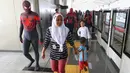 Para Spider-Man yang tergabung dalam komunitas Spider-Verse Indonesia turun dari kereta api ringan atau Light Rail Transit (LRT) di kawasan Jakarta, Minggu (21/7/2019). Dalam aksinya, mereka melakukan penggalangan dana untuk donasi anak penderita hydrocephalus. (Liputan6.com/Johan Tallo)