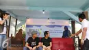 Direktur Bank BTN Sis Apik Wijayanto (kanan) mempersilahkan Bunda Iffet duduk jelang jumpa pers BTN di markas Slank, Jakarta, Senin (15/02/2016). BTN menggelar Homerun in Harmony bersama Slank untuk merayakan HUT ke-60 (Liputan6.com/Herman Zakharia)