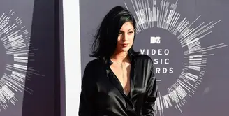 Kylie Jenner nampaknya memang ingin sekali menjadi ibu muda, seperti yang pernah dikatakannya saat masih berpacaran dengan Tyga. Sekarang, nampaknya keinginan itu telah menjadi nyata. (AFP/Frazer Harisson)