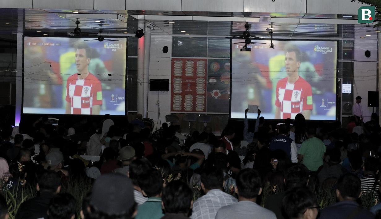 Dua layar besar saat nobar final Piala Dunia di Hotel Novotel, Tangerang, Minggu, (15/6/2018). Prancis menjadi juara Piala Dunia 2018 usai mengalahkan Kroasia 4-2. (Bola.com/M Iqbal Ichsan)