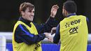 Antoine Griezmann (kiri) dan Andre-Pierre Gignac bercanda saat berlatih jelang melawan Bulgaria pada kualifikasi Piala Dunia 2018 di di Clairefontaine-en-Yvelines dekat Paris, (4/10/2016). (AFP/Franck Fife)