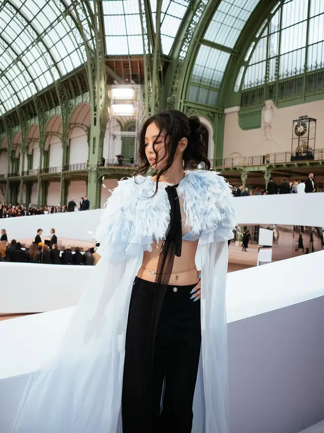 Adu Gaya Dua Fashion Icon: Kylie Jenner dan Jennie BLACKPINK di Chanel SS25 Couture Show