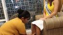 Ekspresi Miss Universe 2016, Iris Mittenaere saat mencoba spa di House of Mustika Ratu, Jakarta, Sabtu (1/4). (Liputan6.com/Herman Zakharia)