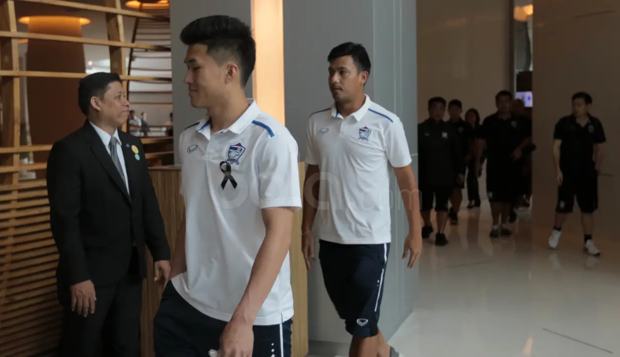 Para pemain Thailan menuju ruang makan, sebelum menikmati makan siang bersama para pemain Indonesia di Hotel Novotel, Filipina, (18/11/2016). (Bola.com/Nicklas Hanoatubun)