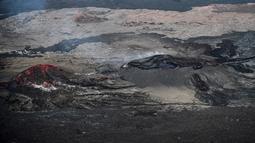 Gunung Api Mauna Loa terlihat dari udara dekat Kailua-Kona, Hawaii, Senin (12/12/2022). Survei Geologi AS (USGS) Observatorium Gunung Api Hawaii pada pada 11 Desember mengatakan sembutan lava dan emisi gas vulkanik di Mauna Loa Hawaii, gunung berapi aktif terbesar di dunia, menurun. (Robyn BECK / AFP)