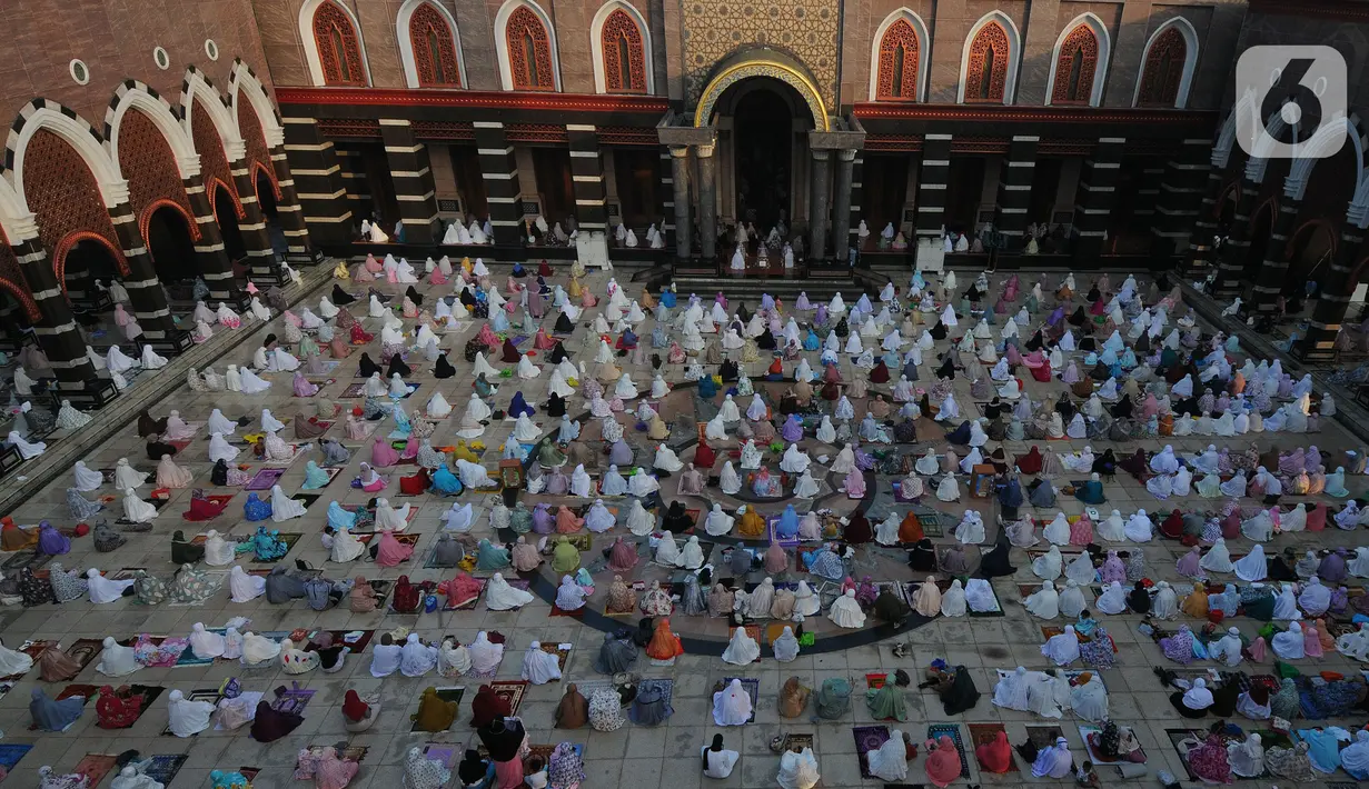 Ribuan umat Islam melaksanakan sholat Idul Fitri di Masjid Kubah Emas, Depok, Jawa Barat, Kamis (13/5/2021). Hari ini seluruh umat Islam dunia merayakan Hari Raya Idulfitri 1442 Hijriah setelah menjalankan ibadah puasa satu bulan penuh di bulan suci Ramadhan. (merdeka.com/Arie Basuki)
