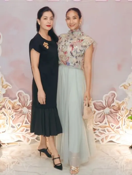 Bersama Happy Salma salah satu pemilik Tulola, Lulu Tobing mengenakan atasan hitam panjang lengan pendek dipadukan rok pleated warna serasi. [@lutob]