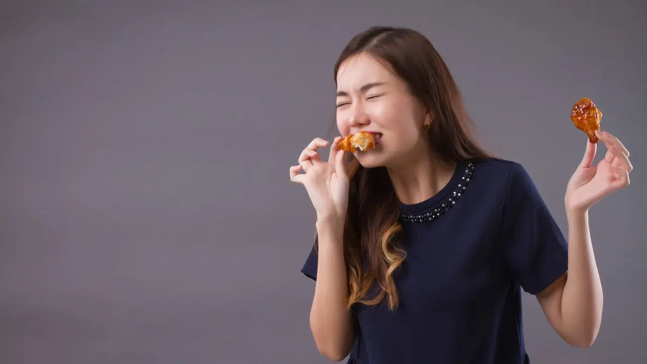 mengunyah makanan