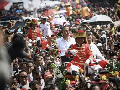 Jokowi dan Jusuf Kalla saat diarak ratusan ribu warga dari Bundaran HI menuju Istana Negara, (20/10/14). (Liputan6.com/Faizal Fanani)