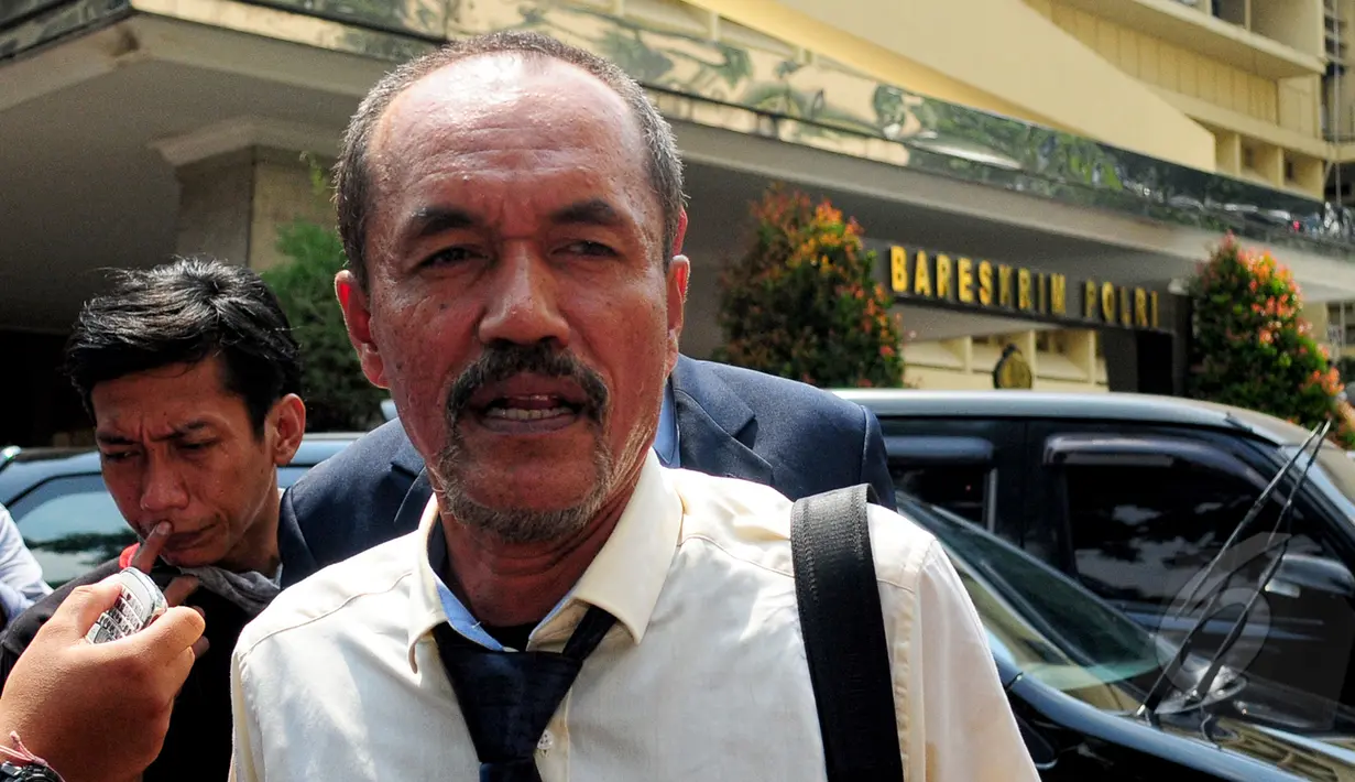 Hakim Sarpin Rizaldi usai menjalani pemeriksaan di Bareskrim, Jakarta, Senin (30/3/2015). Sarpin diperiksa sebagai saksi kasus pencemaran nama baik Ketua Komisi Yudisial Suparman Marzuki dan anggota KY Taufiqurrohman Syahuri.(Liputan6.com/Yoppy Renato)