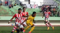 Celebest FC takluk 0-2 dari Persepam MU dalam lanjutan play-off Liga 2 di Stadion Manahan, Solo, Jumat (13/10/2017). (Bola.com/Ronald Seger Prabowo)