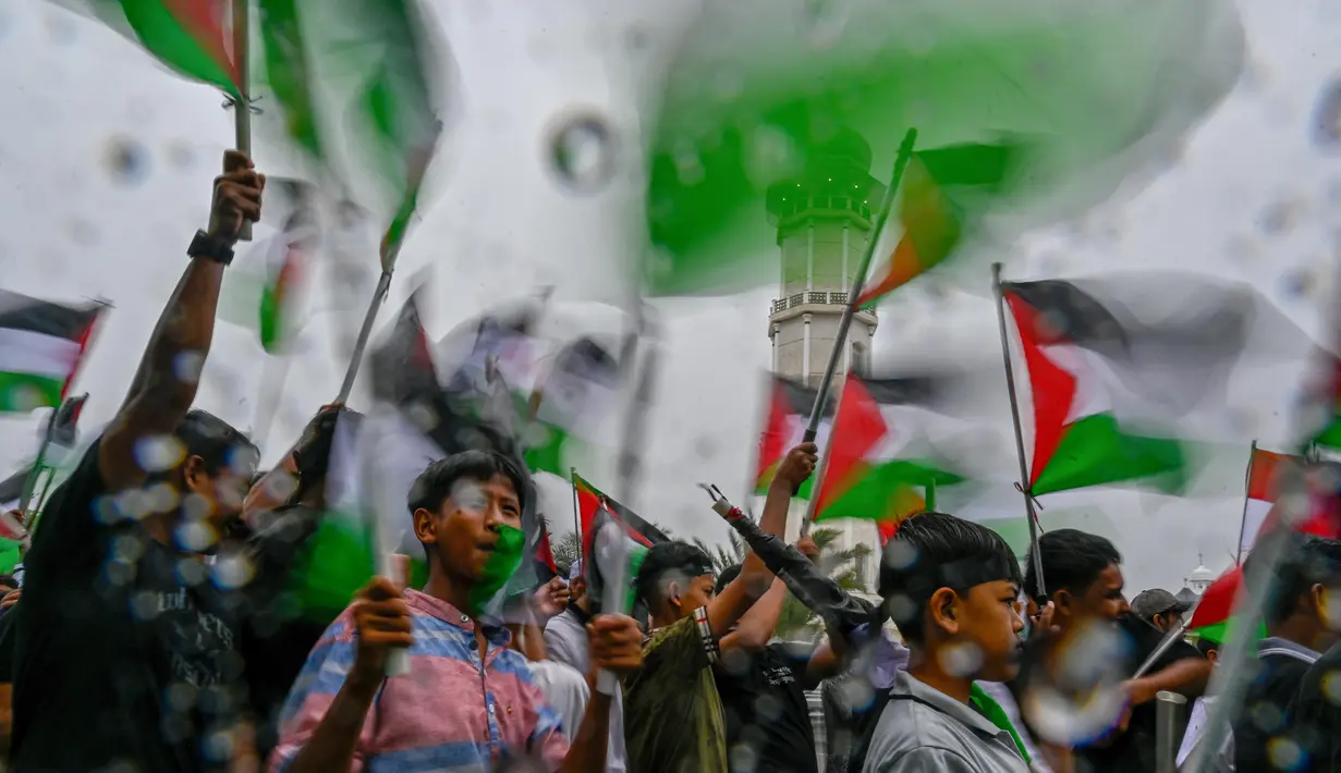 Warga mengikuti aksi unjuk rasa untuk mendukung rakyat Palestina di Banda Aceh pada Minggu 22 Juni 2025, di tengah konflik yang sedang berlangsung antara Israel dan kelompok militan Hamas Palestina. (CHAIDEER MAHYUDDIN/AFP)