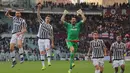  Gianluigi Buffon (tengah) merayakan kemenangan bersama para pemain Juventus pada laga lanjutan Serie A di  di Stadion Olimpico, Turin, Senin (21/3/2016) dini hari WIB. (AFP/Marco Bertorello)
