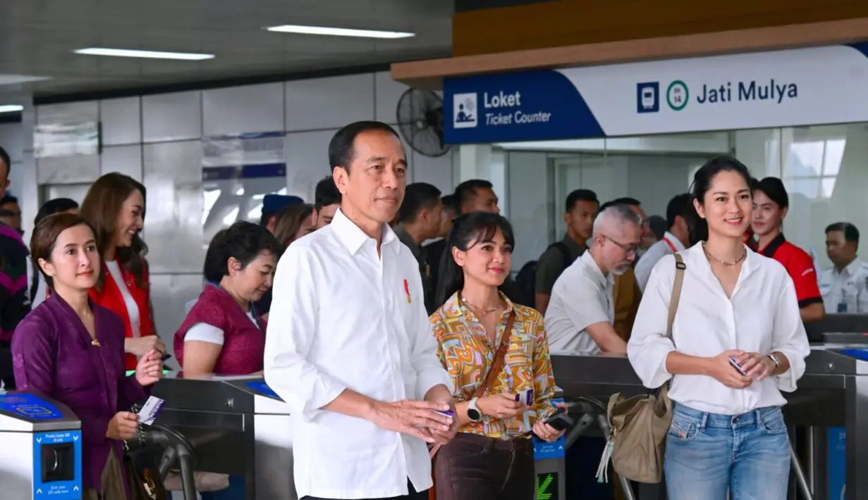 Prisia Nasution tampil rapi dengan gaya tomboy mengenakan kemeja putih dan jeans [Biro Sekretariat Presiden]