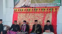 Wawako Bengkulu Dedy Wahyudi mengikuti tradisi zikir Syarafal Anam di Masjid At-Taqwa Bengkulu (Media Center Kota Bengkulu / Liputan6.com)