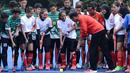 Presiden Joko Widodo bersiap memukul bola saat meresmikan lapangan hoki di kawasan Gelora Bung Karno, Jakarta, Sabtu (2/12/2017). Presiden meresmikan empat venue yang akan digunakan untuk Asian Games 2018. (Biro Pres Setpres/Rustam)